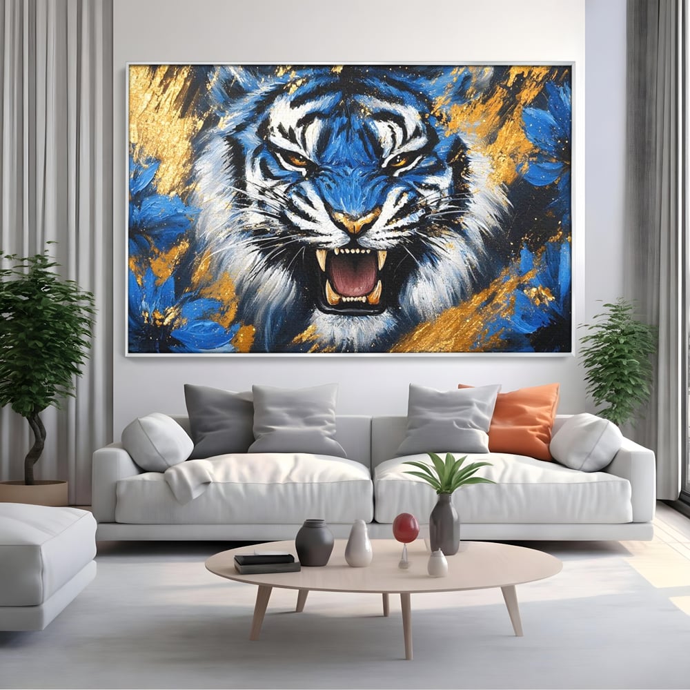 Tablou canvas cu tablou canvas cu tigru albastru si flori, in rama de aluminiu argintiu, pe perete intr-un living